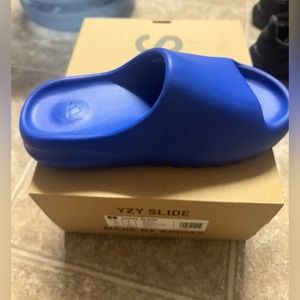Yeezys Slide Blue